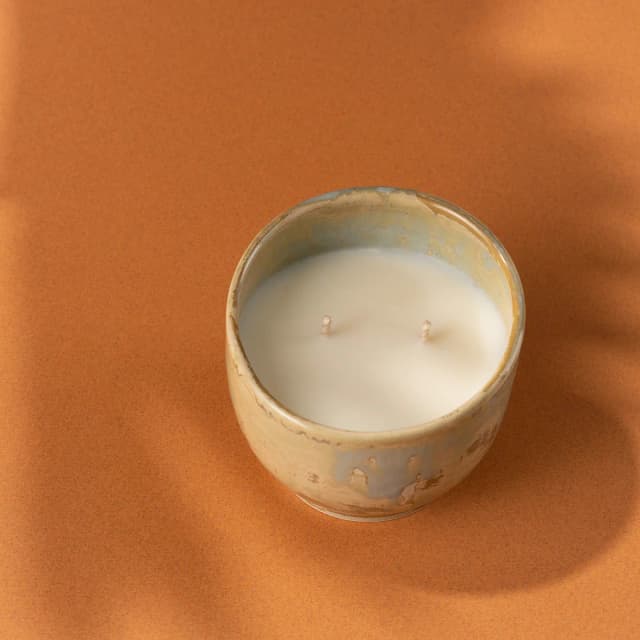 Ароматическая свеча ручной работы TOBACCO VANILLA в керамическом подсвечнике